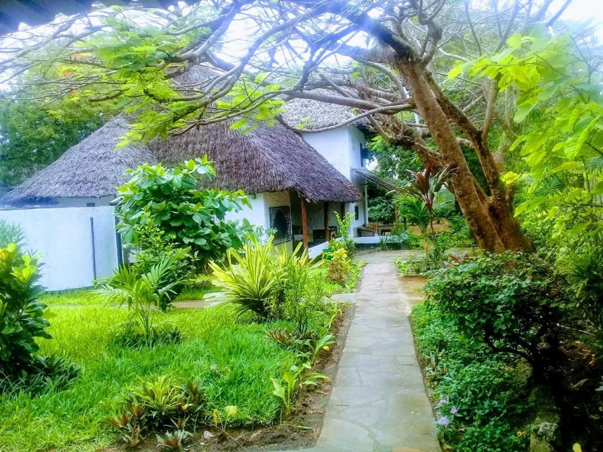 Diani Banda Cottages 디아니 해변 외부 사진